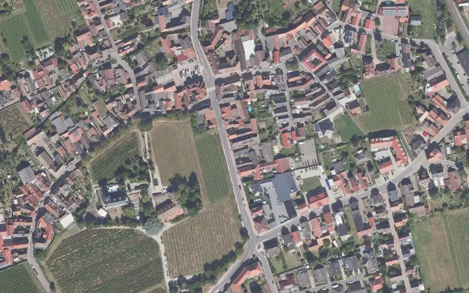Luftbild der Umgebung von Wiedemann’s Weingut in Edesheim